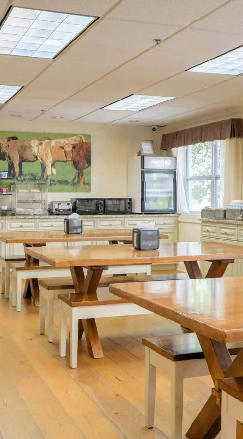 breakfast room with tables