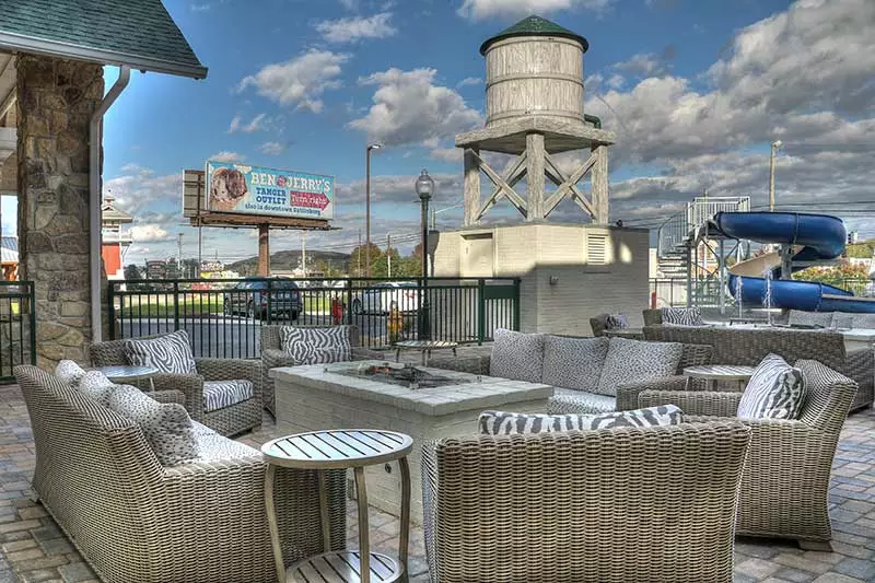 outdoor patio at the lodge at five oaks