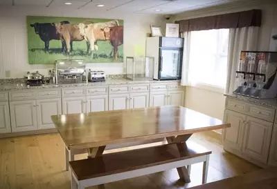 breakfast area in lodge at five oaks