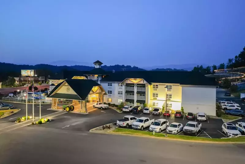 sevierville hotel at night