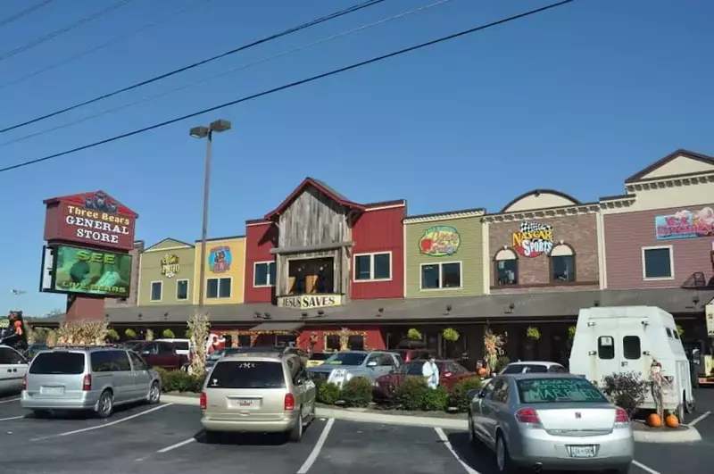 three bears general store in pigeon forge