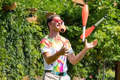 dollywood juggling