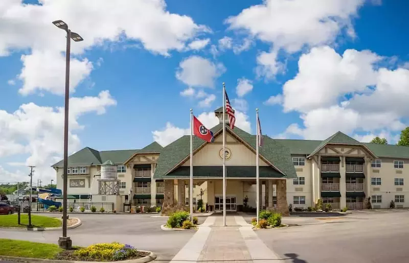 The exterior of the Lodge at Five Oaks in Sevierville TN.