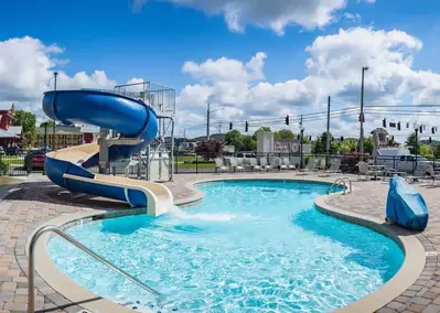 outdoor swimming pool at the Lodge at Five Oaks Sevierville hotel